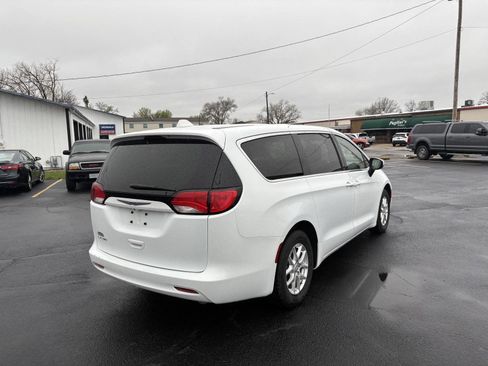 Used 2020 Chrysler Voyager LX image 8