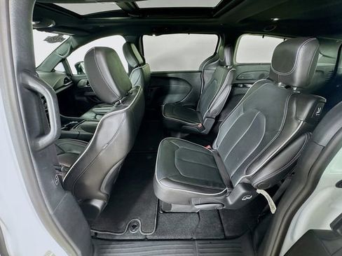 Used 2024 Chrysler Pacifica Limited w/ S Appearance Package FWD image 29