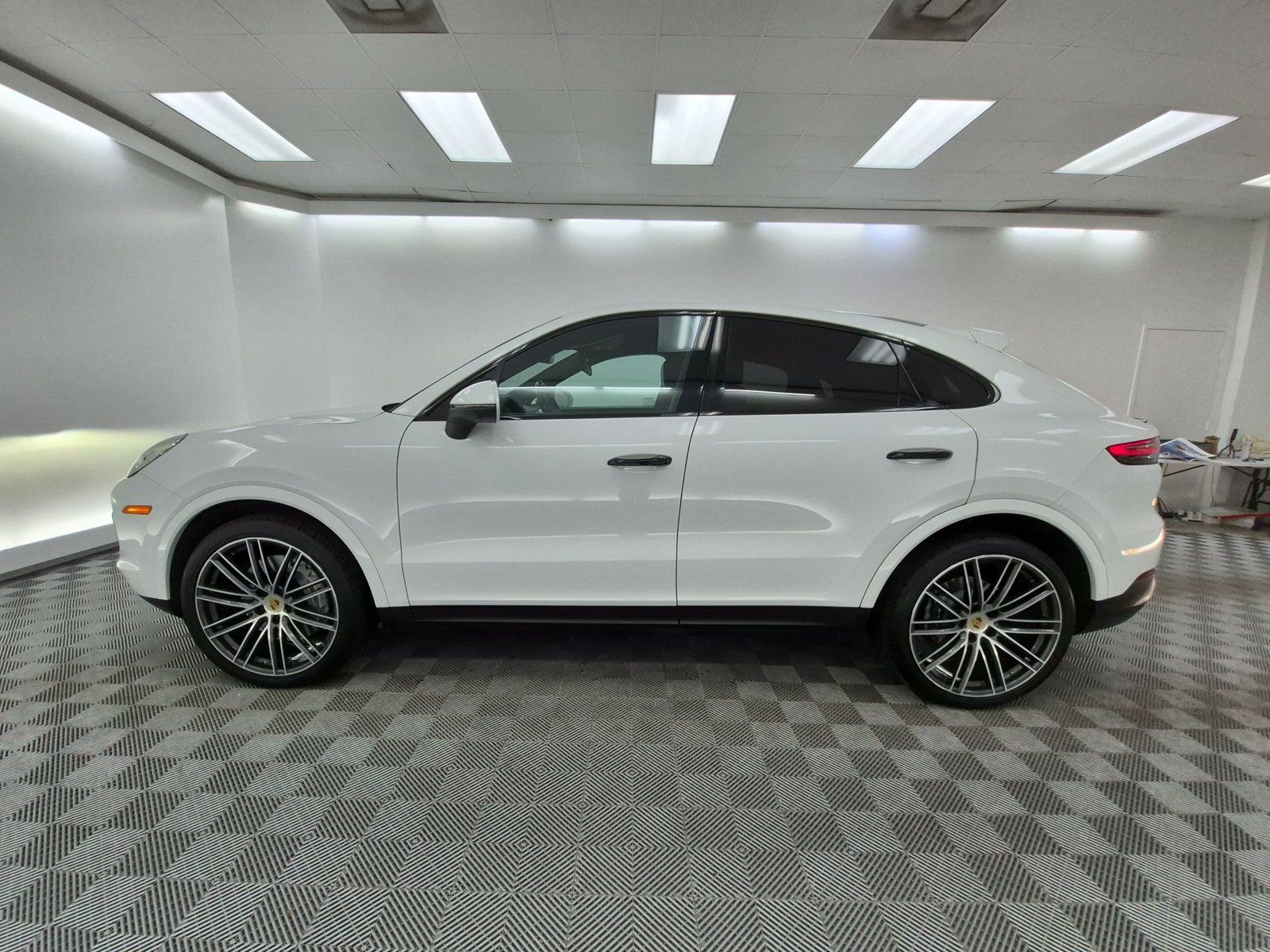Used 2023 Porsche Cayenne Coupe AWD/4WD image 2