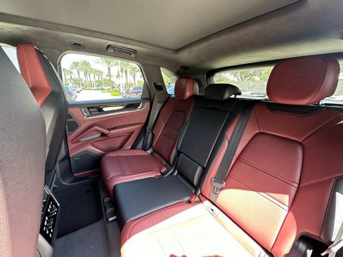 Certified 2025 Porsche Cayenne Turbo AWD/4WD image 34