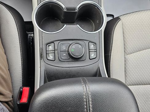 Used 2023 GMC Terrain SLE w/ Driver Convenience Package image 28