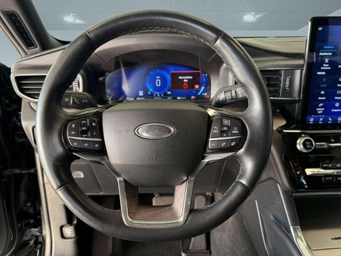 Used 2022 Ford Explorer Platinum w/ Equipment Group 601A AWD/4WD image 11