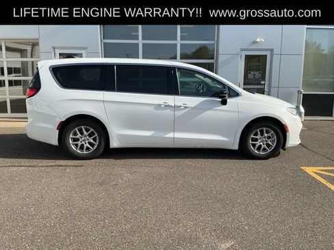 Used 2024 Chrysler Pacifica Touring-L FWD image 8