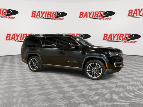 Used 2022 Jeep Wagoneer Series III w/ Premium Group I AWD/4WD image 2