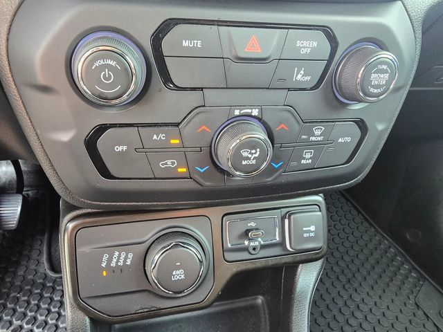 Used 2023 Jeep Renegade Latitude AWD/4WD image 19