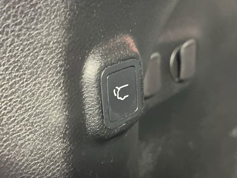 Used 2019 Jeep Cherokee Limited image 12