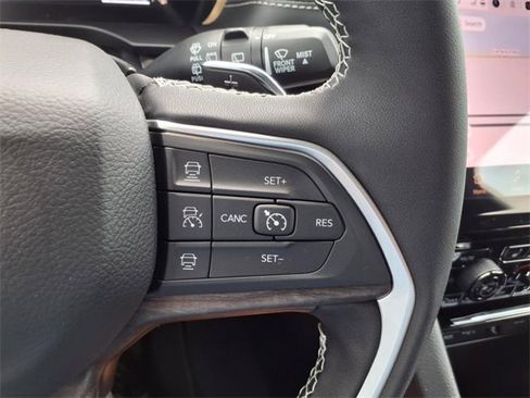 New 2025 Jeep Grand Cherokee Limited w/ Black Appearance Package image 25