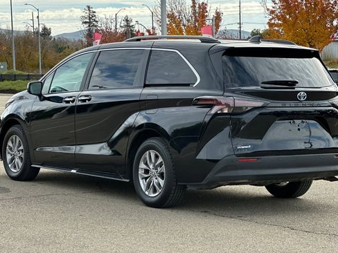 Used 2024 Toyota Sienna XLE image 6