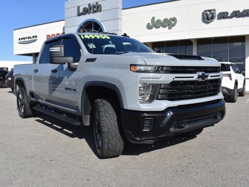 Used 2024 Chevrolet Silverado 2500 Custom w/ Custom Value Package image 3