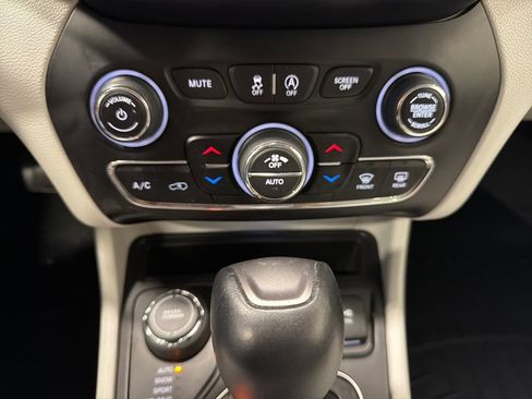 Used 2019 Jeep Cherokee Limited AWD/4WD image 6