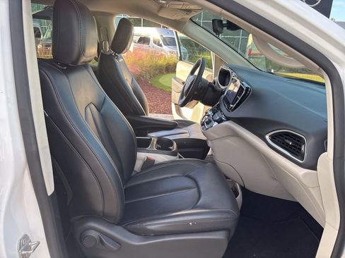 Used 2024 Chrysler Pacifica Touring-L FWD image 30