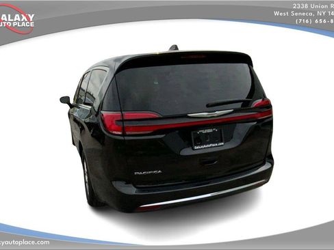Used 2024 Chrysler Pacifica Touring-L FWD image 7