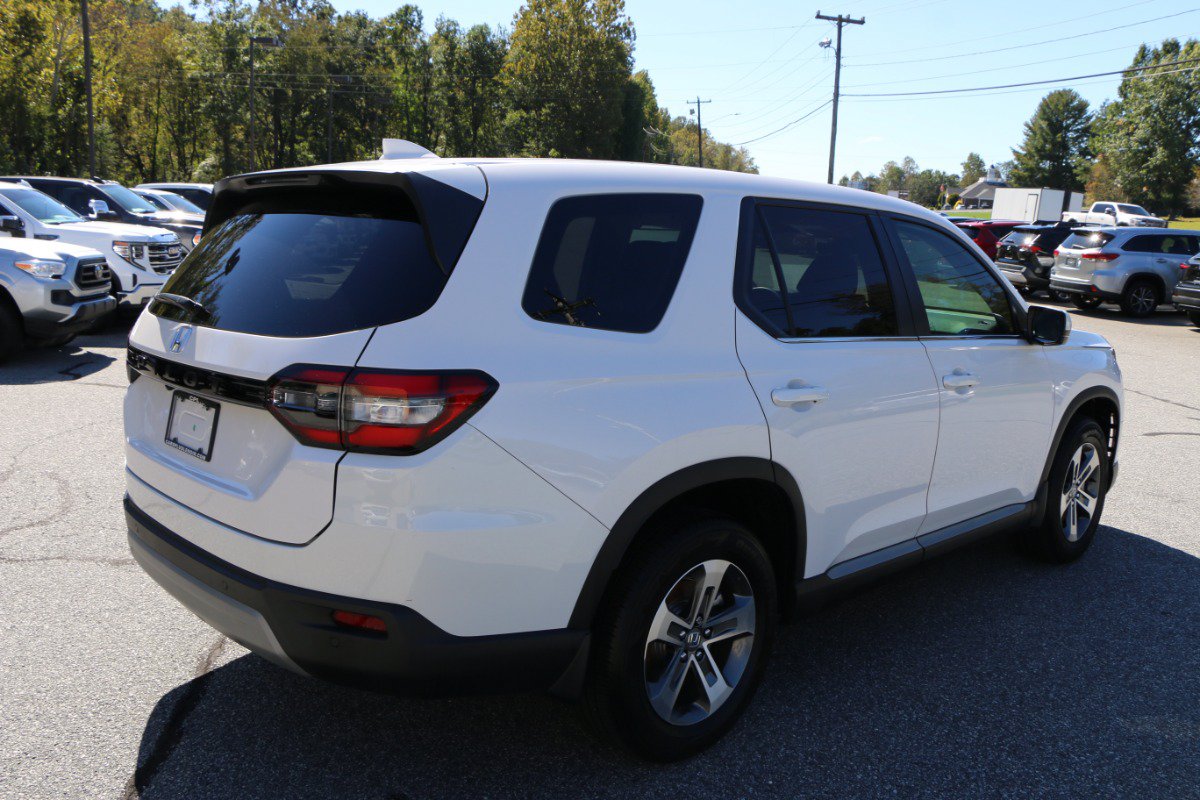 Used 2025 Honda Pilot EX-L image 8
