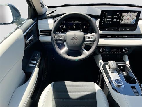 New 2025 Mitsubishi Outlander SE image 22
