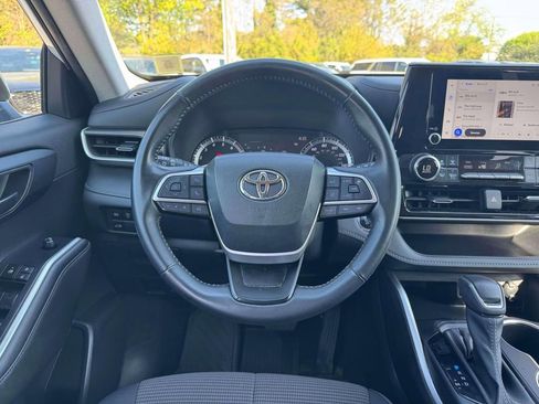 Used 2023 Toyota Highlander LE FWD image 22