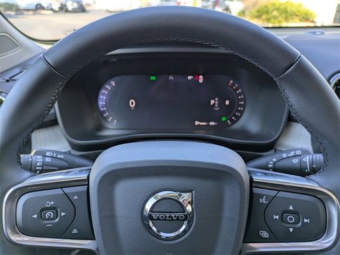 Used 2026 Volvo XC40 B4 Core image 37