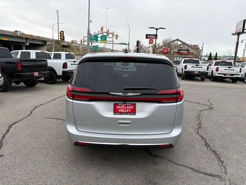 New 2026 Chrysler Pacifica Select image 4