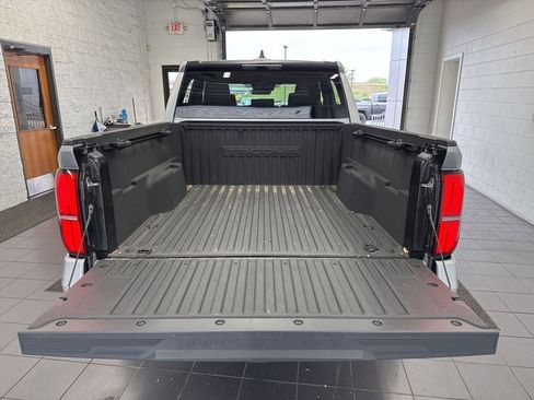 Certified 2024 Toyota Tacoma SR5 AWD/4WD image 10