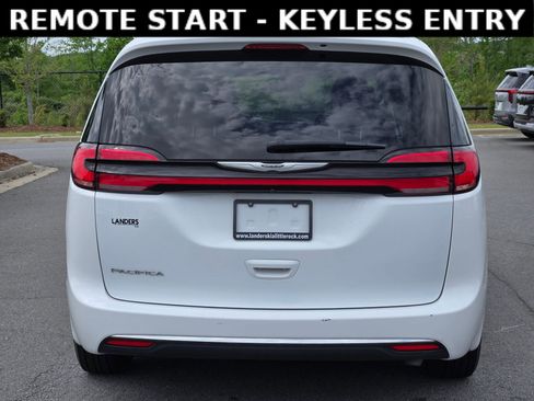 Used 2022 Chrysler Pacifica Touring-L FWD image 6