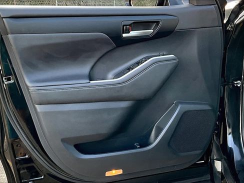 Used 2023 Toyota Highlander XLE image 22