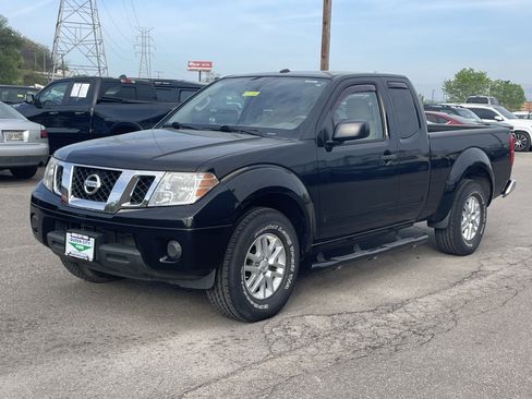 Used 2015 Nissan Frontier SV image 2