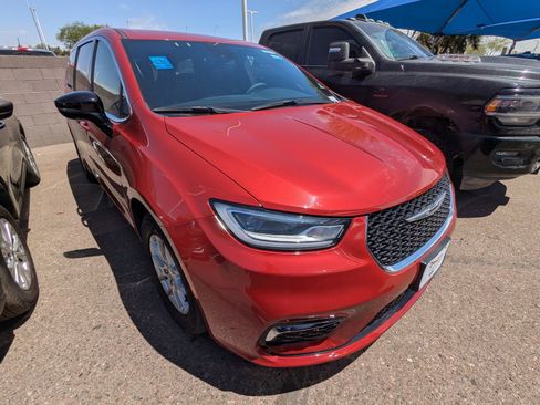 Used 2025 Chrysler Pacifica Select FWD image 2