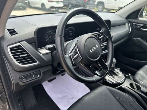 Used 2024 Kia Seltos EX FWD image 12