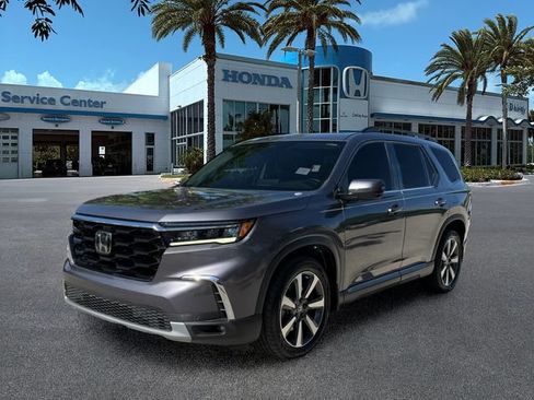 Used 2023 Honda Pilot Touring image 4