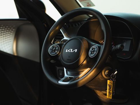 Used 2022 Kia Soul LX image 8