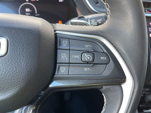 Used 2023 Jeep Grand Cherokee Laredo w/ Luxury Tech Group I AWD/4WD image 28