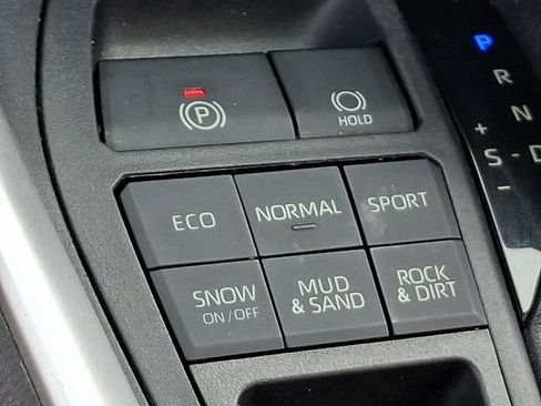 Used 2019 Toyota RAV4 XLE AWD/4WD image 17