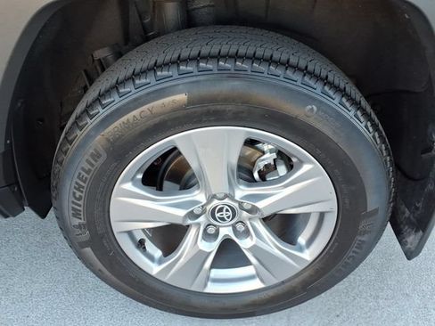 Used 2025 Toyota RAV4 XLE AWD/4WD image 24