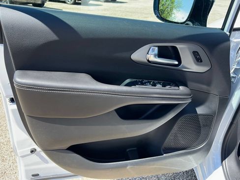 New 2027 Chrysler Pacifica Select FWD image 19