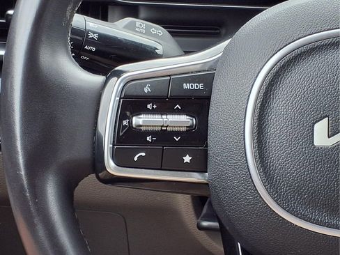 Used 2025 Kia Carnival FWD image 17