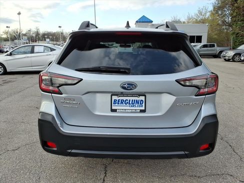 Used 2023 Subaru Outback Premium AWD/4WD image 4