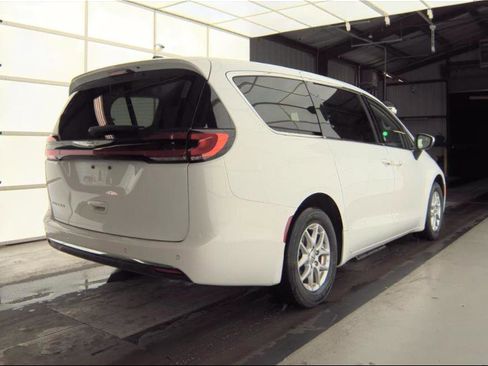 Used 2023 Chrysler Pacifica Touring-L image 11