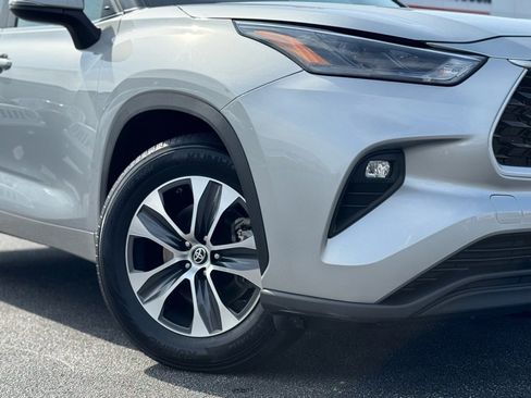 Used 2024 Toyota Highlander XLE image 3