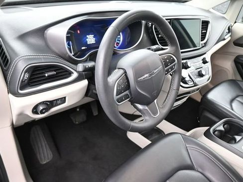 Used 2023 Chrysler Pacifica Touring-L FWD image 19