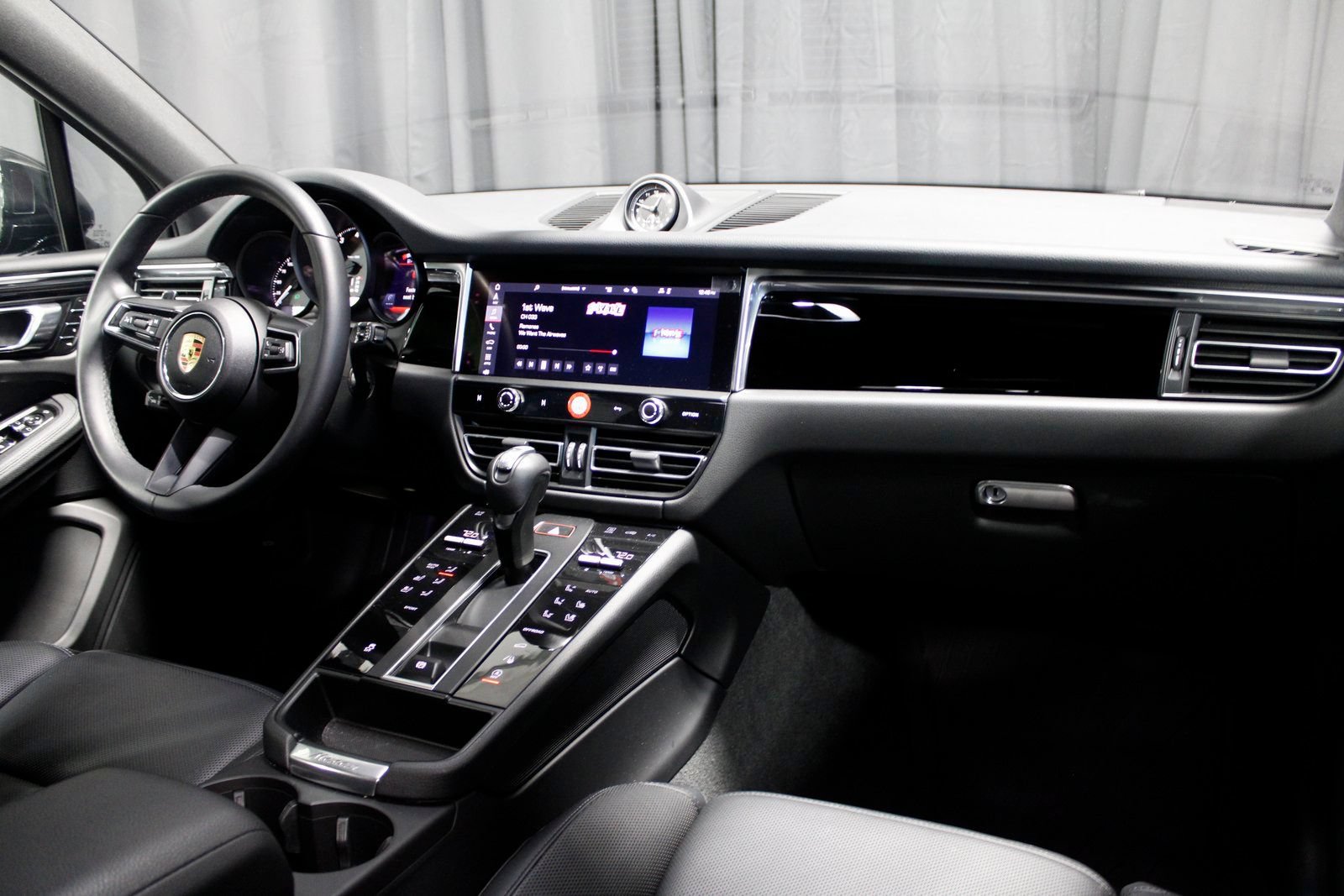Certified 2025 Porsche Macan AWD/4WD image 22