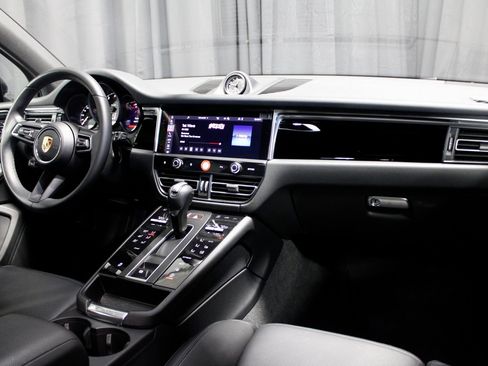 Used 2025 Porsche Macan image 22