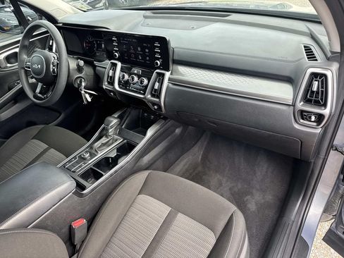 Used 2023 Kia Sorento LX FWD image 14