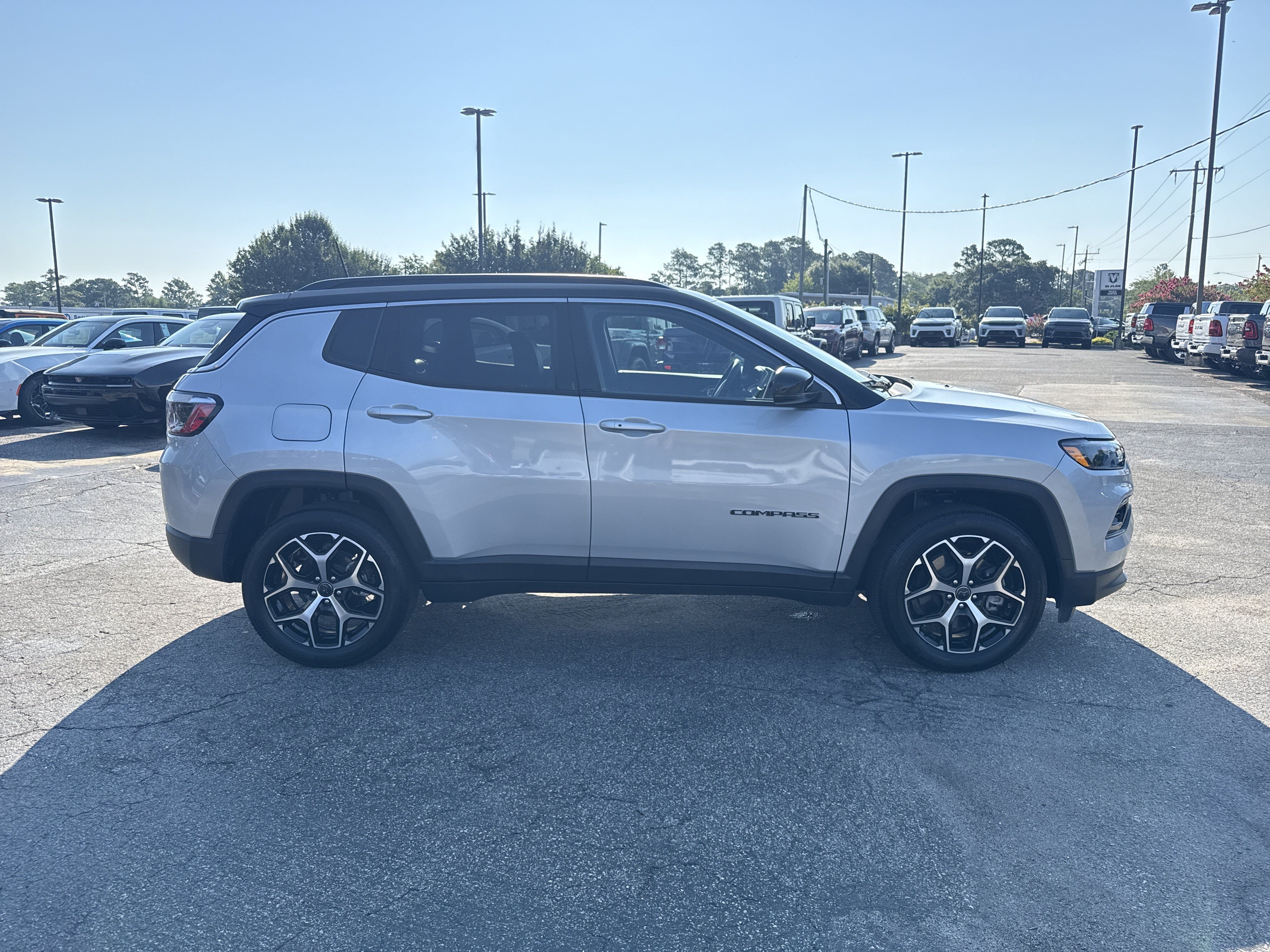 Used 2025 Jeep Compass Limited AWD/4WD image 10