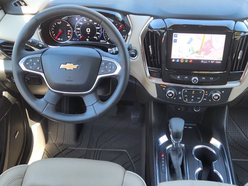 Used 2023 Chevrolet Traverse Premier FWD image 9