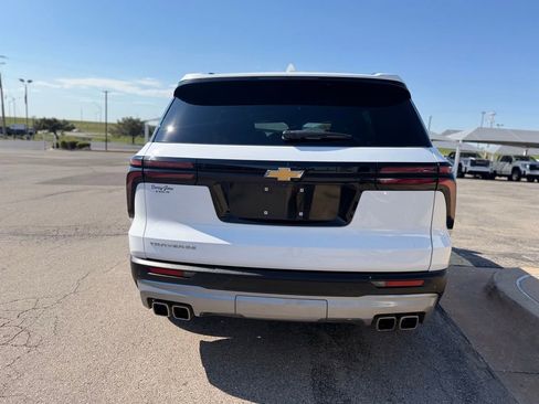 Used 2025 Chevrolet Traverse LT FWD image 5