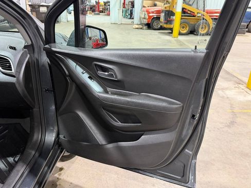 Used 2019 Chevrolet Trax LT w/ LT Convenience Package AWD/4WD image 24