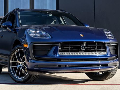 Certified 2026 Porsche Macan AWD/4WD image 9