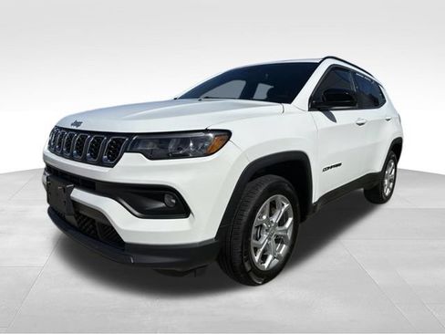 Used 2024 Jeep Compass Latitude AWD/4WD image 9