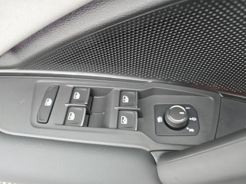 New 2026 Volkswagen Tiguan SE FWD image 28