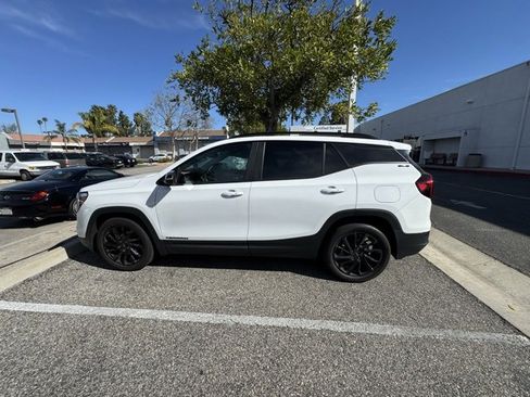 Used 2023 GMC Terrain SLE w/ Elevation Edition image 3