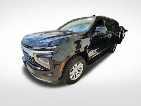 Used 2025 Chevrolet Suburban LS RWD image 3